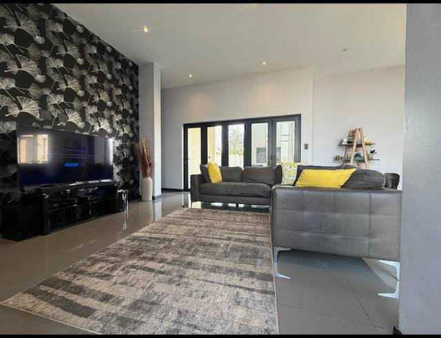 5 BEDROOM HOUSE FOR SALE IN BLUE VALLEY GOLF ESTATE